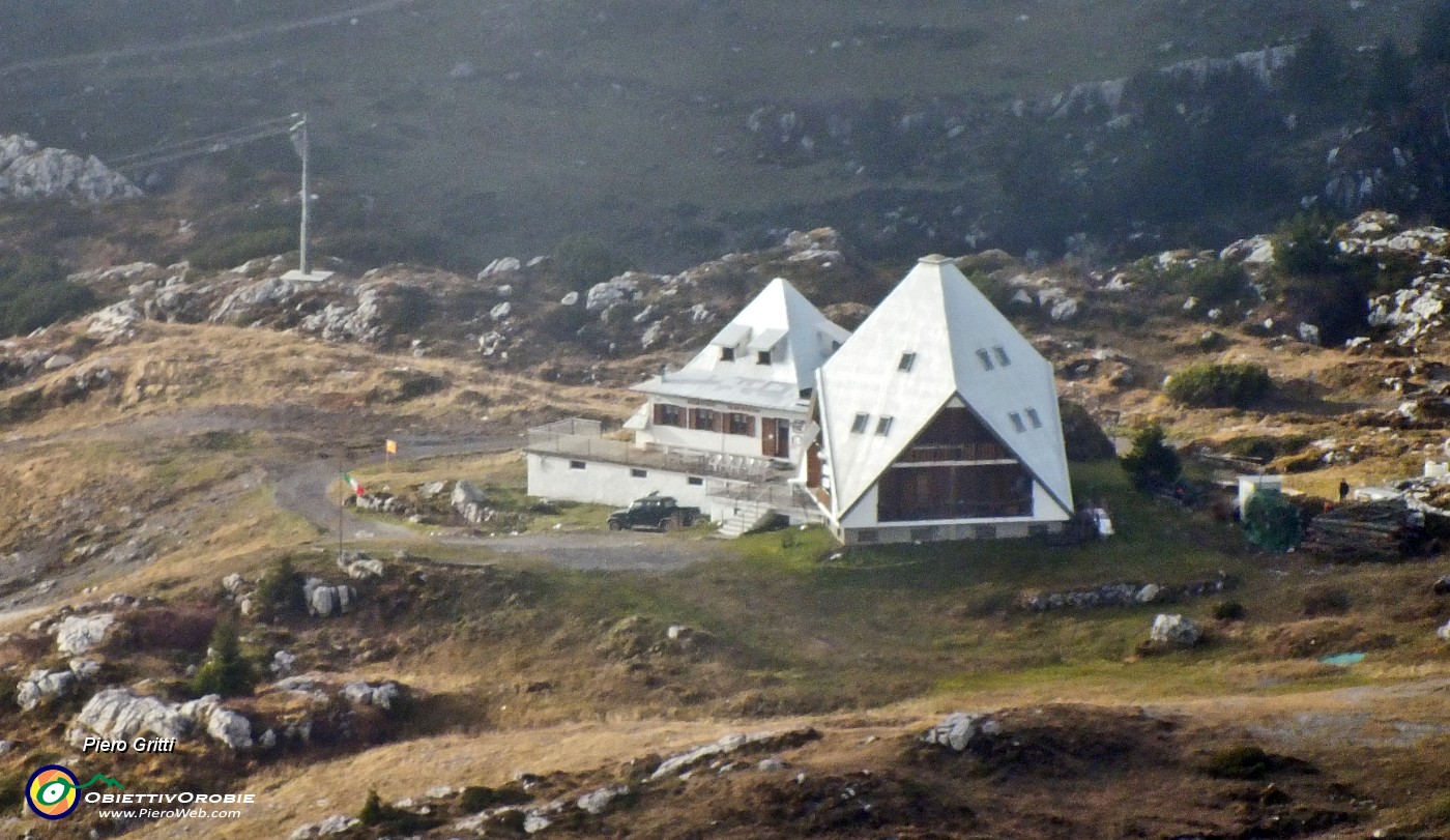 73 Zoom sul Rifugio Nicola.JPG